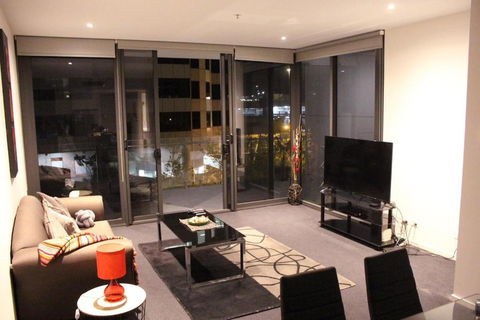 Perfectly Located Modern Apartment - Canberra CBD - Tourism Caloundra 1