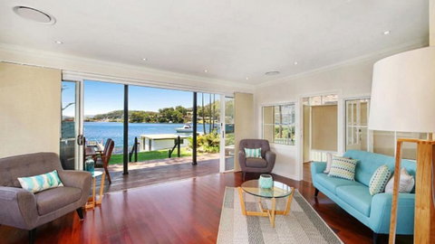 Pine Tree Cottage - Waterfront - Tourism Caloundra 2