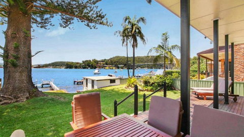 Pine Tree Cottage - Waterfront - Tourism Caloundra 0