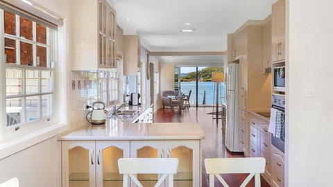 Pine Tree Cottage - Waterfront - Tourism Caloundra 3