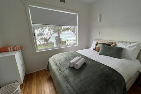 PIPI SHACK - Iconic Waterfront Shack Binalong Bay - Tourism Caloundra 3