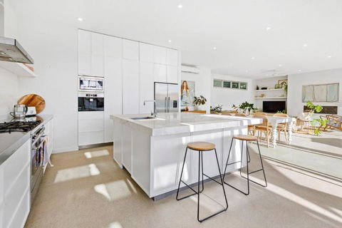 Poolside Paradise Mount Eliza - Tourism Caloundra 1