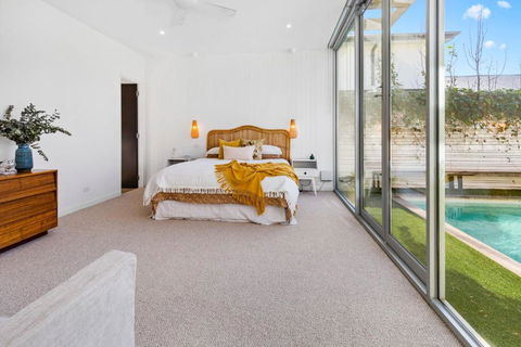 Poolside Paradise Mount Eliza - Tourism Caloundra 3