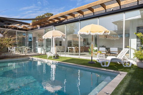 Poolside Paradise Mount Eliza - Tourism Caloundra 0
