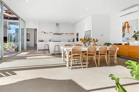 Poolside Paradise Mount Eliza - Tourism Caloundra 2