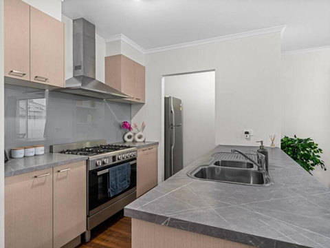 Popular Villa Shepparton - Tourism Caloundra 3