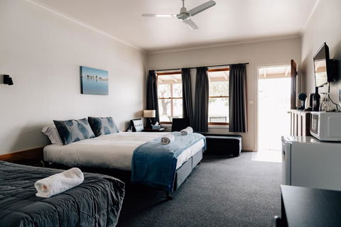 Port Albert Motel - Tourism Caloundra 2