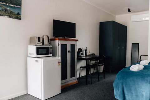 Port Albert Motel - Tourism Caloundra 3