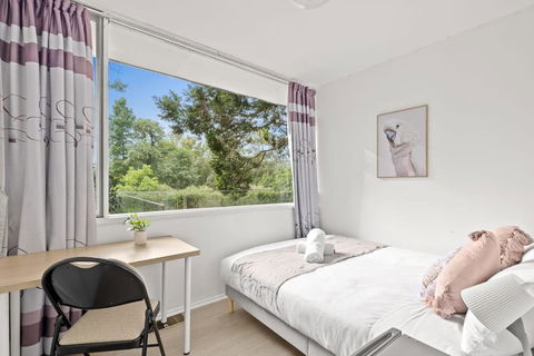 Quaint Queen Room - Central Location At Pymble - Shared Bathroom - Tourism Caloundra 0