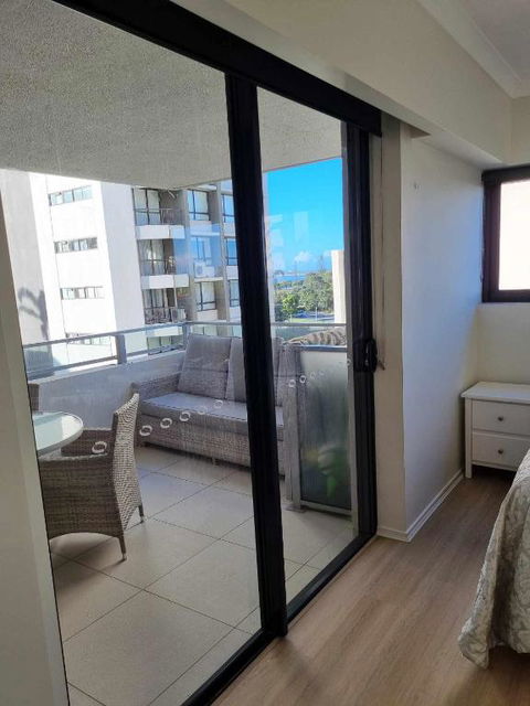 Private Bedroom And Bathroom In A Shared Apartment - Tourism Caloundra 0
