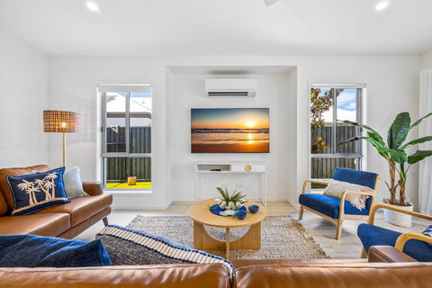 Premium 4-Bed Coastal Escape With BBQ And Pool - Tourism Caloundra 2