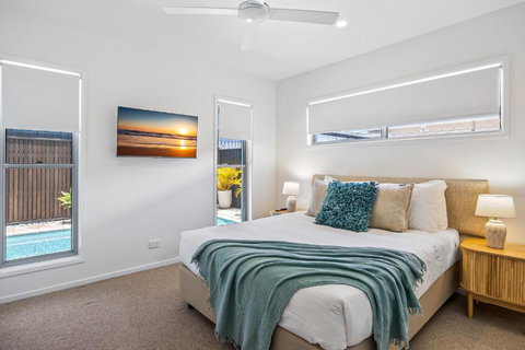 Premium 4-Bed Coastal Escape With BBQ And Pool - Tourism Caloundra 3