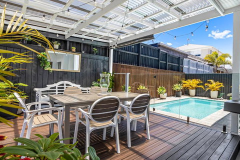 Premium 4-Bed Coastal Escape With BBQ And Pool - Tourism Caloundra 0