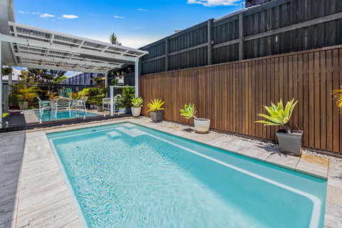 Premium 4-Bed Coastal Escape With BBQ And Pool - Tourism Caloundra 1