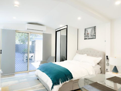 Private, Local Living Studio In Mascot, Airport - Tourism Caloundra 0