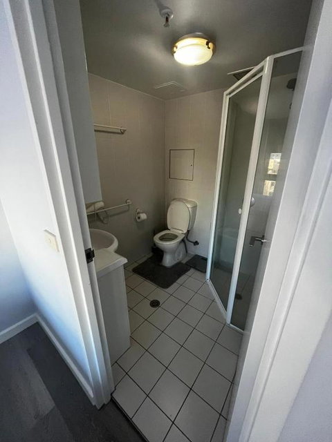 Private Room With Ensuite In The CBD - Tourism Caloundra 3
