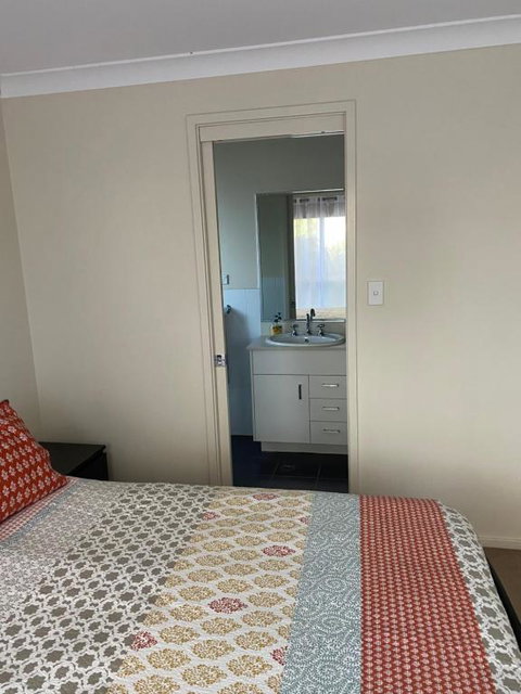 Private Room With Ensuite And Parking Close To Wollongong CBD - Tourism Caloundra 2