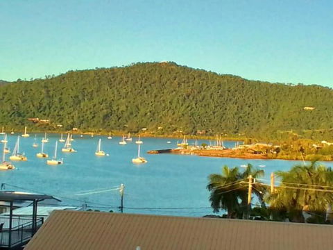 QCWA Cheerful Cottage - Airlie Beach - Tourism Caloundra 0