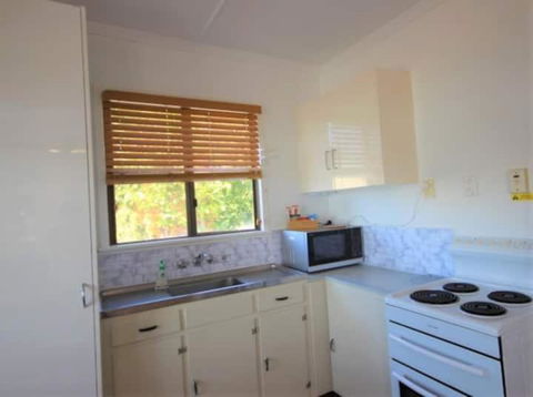 QCWA Cheerful Cottage - Airlie Beach - Tourism Caloundra 2