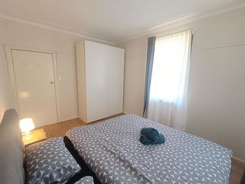 Quiet Room With Air Conditioning - E4 - Tourism Caloundra 3