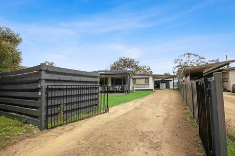 Raymond Island Retreat - Tourism Caloundra 2
