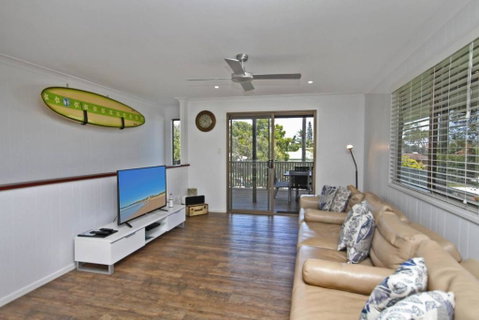 Red Door Beach House - Tourism Caloundra 2