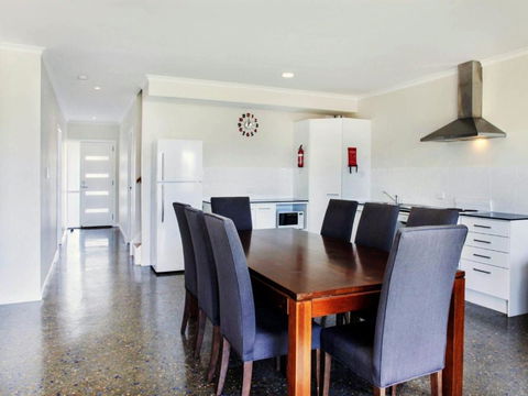 Red Door Retreat - Tourism Caloundra 1