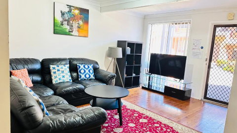 Quiet Family Townhouse In Wollongong CBD - Tourism Caloundra 1