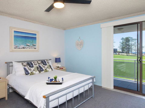 At The Beach - Kiama Surf Beach At Your Doorstep - Tourism Caloundra 2