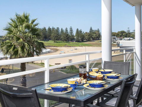 At The Beach - Kiama Surf Beach At Your Doorstep - Tourism Caloundra 1