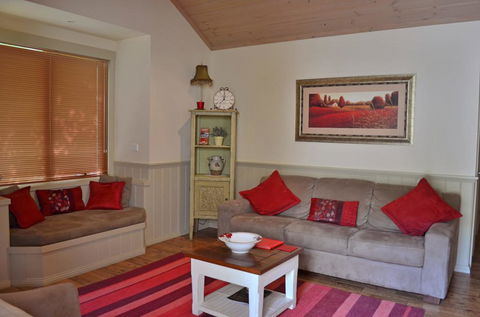 Autumn Affair Cottage 5 - Tourism Caloundra 2