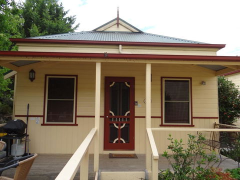 Autumn Affair Cottage 5 - Tourism Caloundra 0