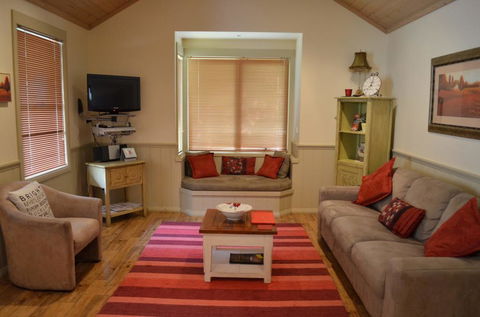 Autumn Affair Cottage 5 - Tourism Caloundra 3