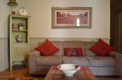 Autumn Affair Cottage 5 - Tourism Caloundra 1