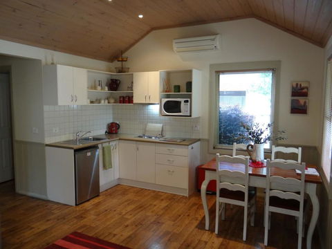 Autumn Affair Cottage 6 - Tourism Caloundra 3