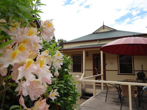 Autumn Affair Cottage 6 - Tourism Caloundra 0