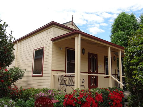 Autumn Affair Cottage 6 - Tourism Caloundra 1