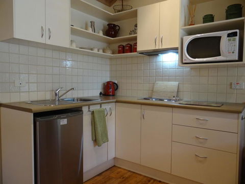 Autumn Affair Cottage 6 - Tourism Caloundra 2