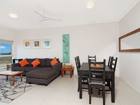 Avalon 3 - Views To Die For - Across The Road From Convent Beach - Tourism Caloundra 3