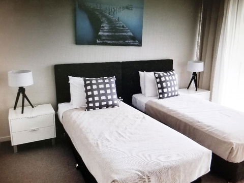 Azzura Greens Resort - Tourism Caloundra 0