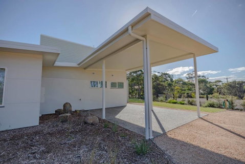 Baileys Beach House - Tourism Caloundra 2