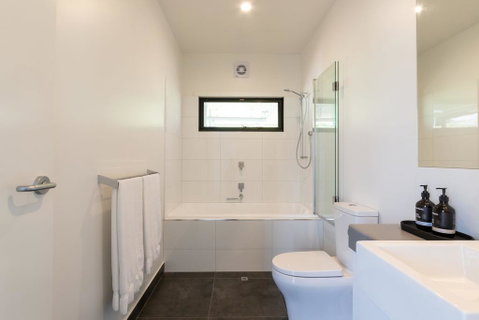 Balcony To Bogong - Modern House Ten Minute Stroll To Town - Tourism Caloundra 1