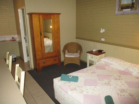 Barcaldine Country Motor Inn - Tourism Caloundra 1
