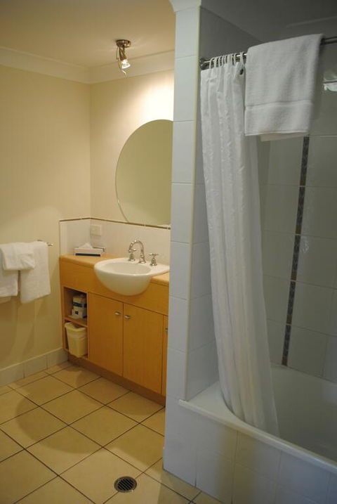 Bay Village Tropical Retreat & Apartments - Tourism Caloundra 3