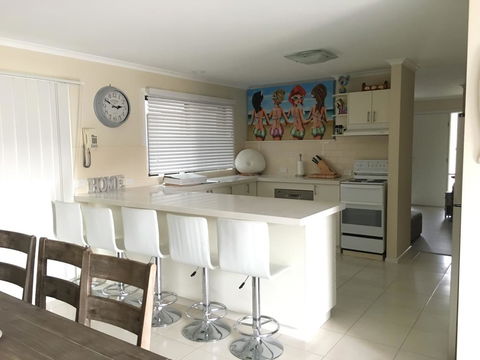 Beach House Getaway 2 - Tourism Caloundra 3