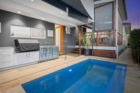 Redcliffe CBD Family Beach House - Tourism Caloundra 0