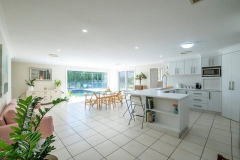 Regand Retreat - Luxurious Family Home, Pool - Tourism Caloundra 3