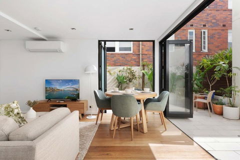Relaxed Beachside Townhouse - Tourism Caloundra 1