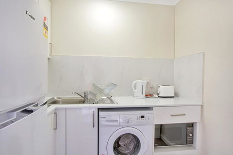 Renovated Stylish Studio - Tourism Caloundra 3