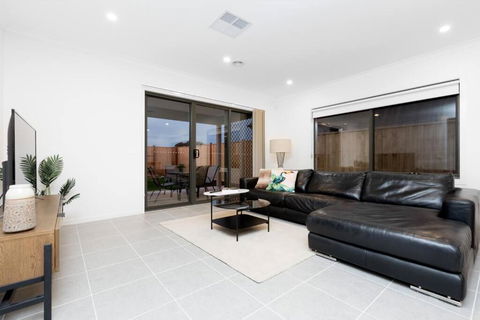 ResortStyle 4BR House With Parking - Tourism Caloundra 3